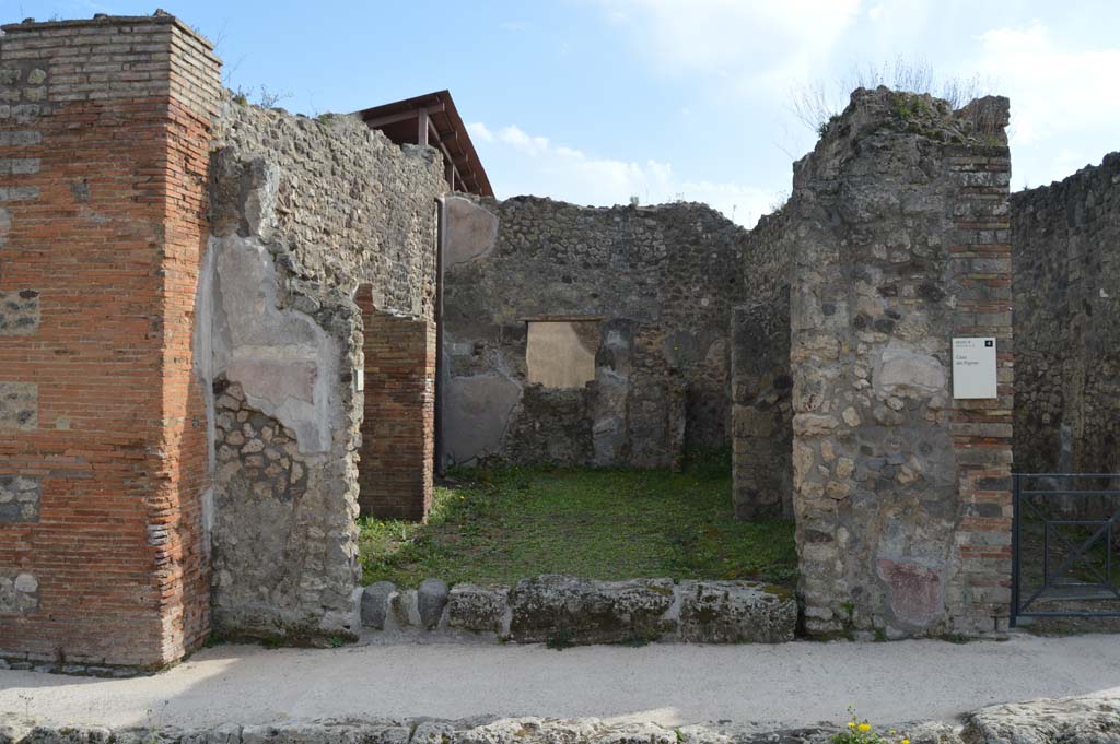 IX.5.10 Pompeii. March 2019. Looking south towards entrance doorway.
Foto Taylor Lauritsen, ERC Grant 681269 DÉCOR.
