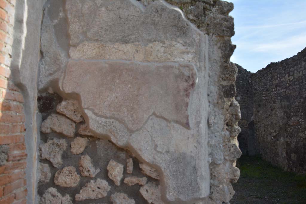 IX.5.10 Pompeii. March 2017. Remaining painted decoration on east side of entrance doorway.
Foto Christian Beck, ERC Grant 681269 DÉCOR.
