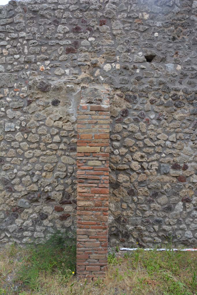 IX.5.10 Pompeii. May 2017.
Looking towards east wall with pilaster dividing shop-room from large rear room.
Foto Christian Beck, ERC Grant 681269 DÉCOR.