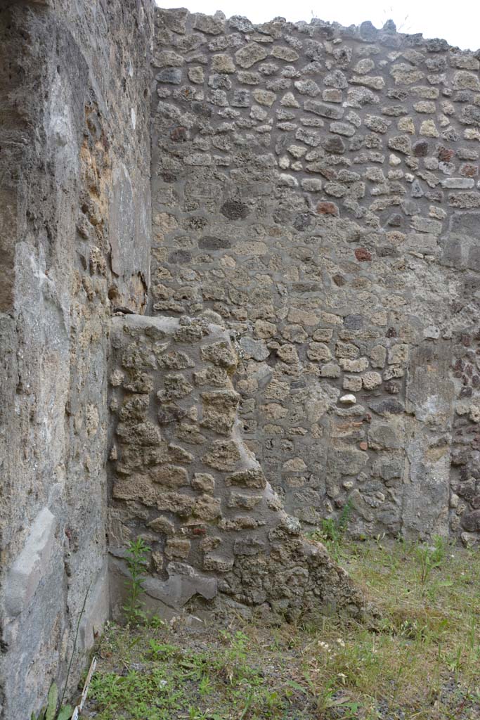 IX.5.10 Pompeii. May 2017. Looking west towards wall of latrine in south-west corner.
Foto Christian Beck, ERC Grant 681269 DÉCOR.