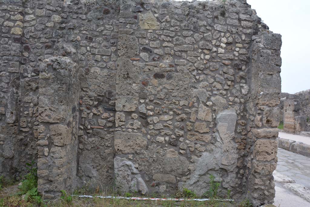 IX.5.10 Pompeii. May 2017. Lower west wall of shop-room at north end.
Foto Christian Beck, ERC Grant 681269 DÉCOR.