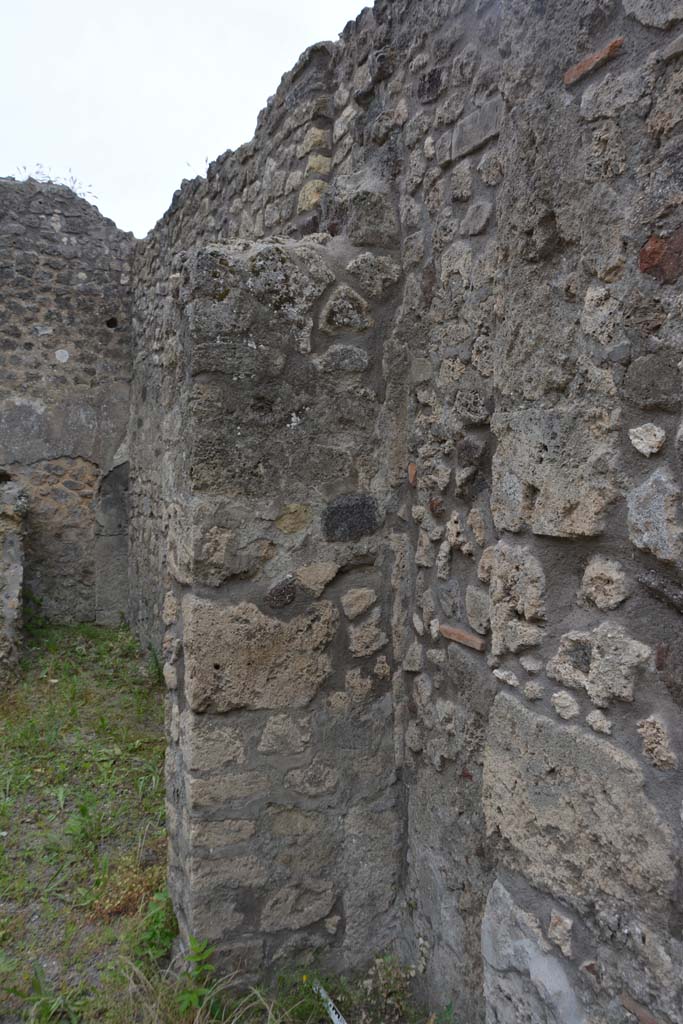 IX.5.10 Pompeii. May 2017. Detail of pilaster against west wall of shop-room.
Foto Christian Beck, ERC Grant 681269 DÉCOR.