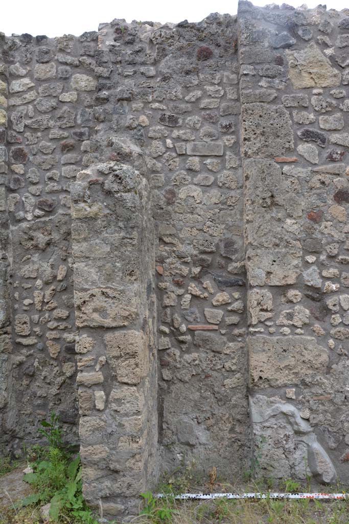 IX.5.10 Pompeii. May 2017. Looking west to pilaster and detail of west wall of shop-room.
Foto Christian Beck, ERC Grant 681269 DÉCOR.