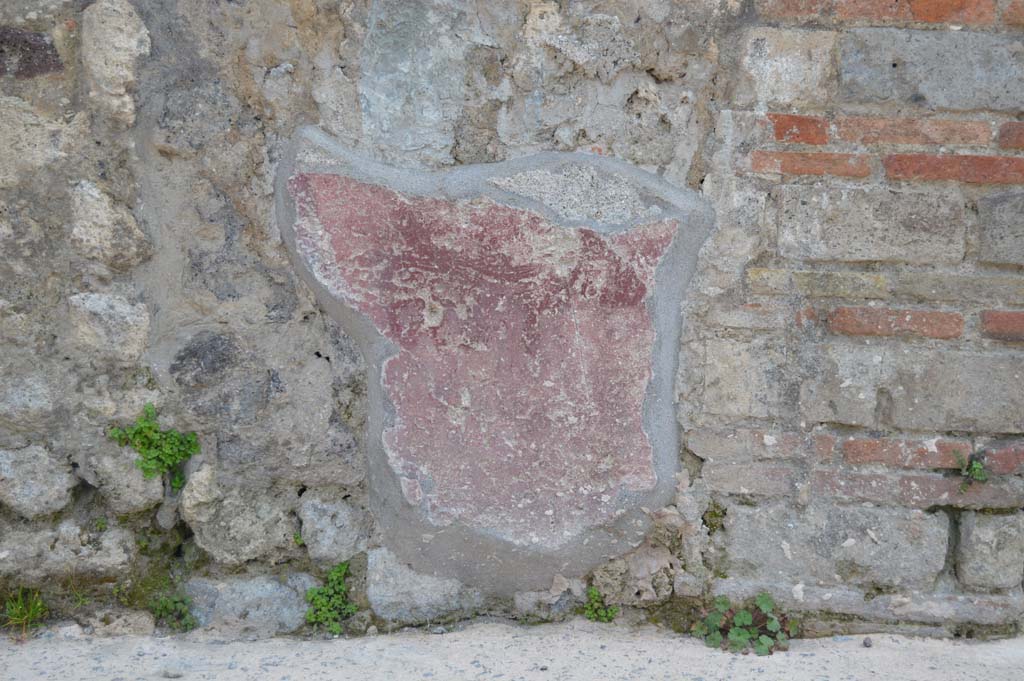 Pilaster between IX.5.10, on left, and IX.5.9, on right, Pompeii. March 2019. Painted red plaster/stucco on lower wall/zoccolo.
Foto Taylor Lauritsen, ERC Grant 681269 DÉCOR.