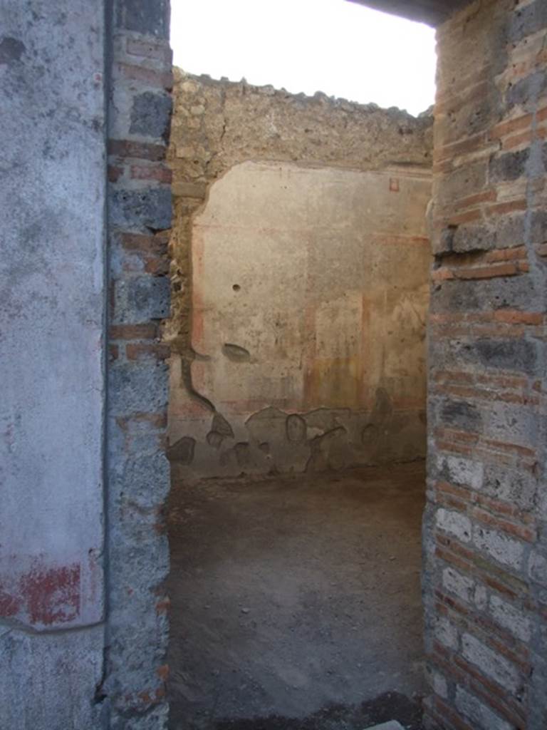 IX.5.11 Pompeii. December 2007. Doorway to room 6, oecus with a window overlooking the garden, looking south-west. The walls of this room were decorated in the IVth Style.
The zoccolo was divided into panels, the middle zone was divided into compartments with a white background, and the upper zone also had a white background. This room was decorated with images of the Muses, beginning from the east wall, of �
Clio, who reads from an open volume held between her hands,
Talia, with comic mask and shepherds crook,
Urania, with globe and pen (stilo),
Euterpe, with two long pan-pipes,
Melpomene with tragic mask and club,
Erato in attitude of playing the lyre,
Tersicore, playing the zither,
And finally Polimnia wrapped in her cloak.
In this room, a burnt human skeleton was found, with a gold ring on the finger.
See NdS, 1877, (p.250)
