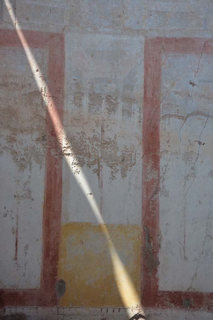 IX.5.11 Pompeii. May 2017.
Room k, central panel on north wall with remains of architectural decoration.
Foto Christian Beck, ERC Grant 681269 DÉCOR.