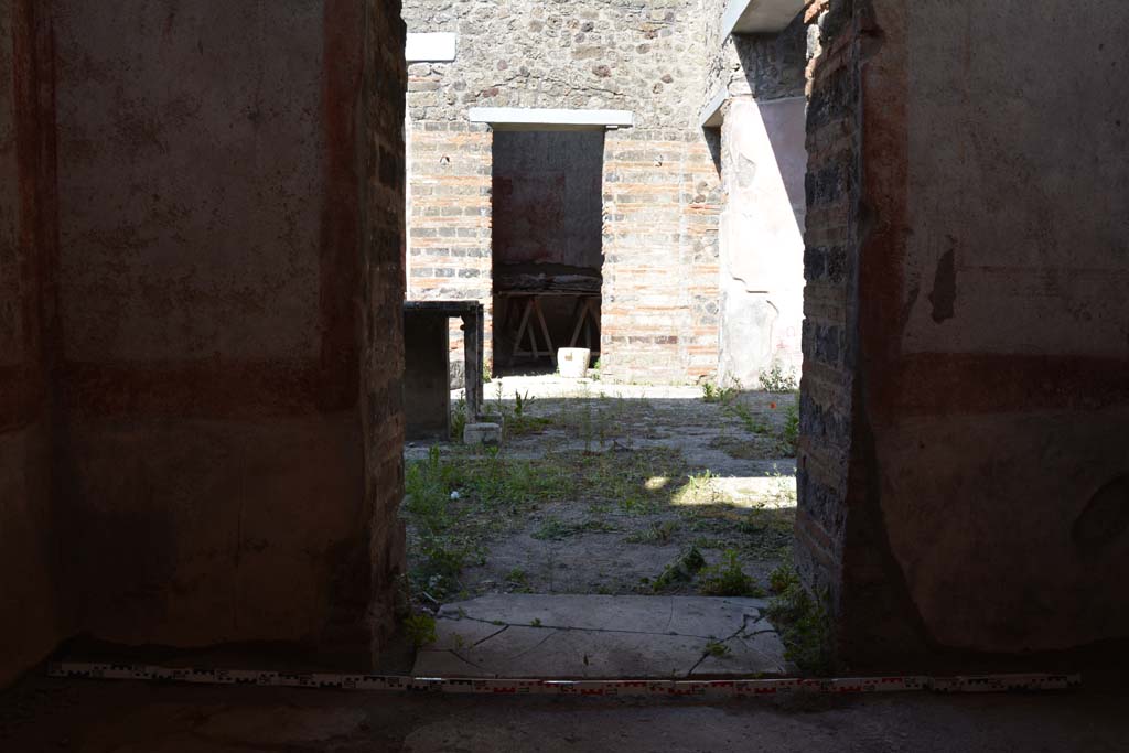 IX.5.11 Pompeii. May 2017. Room f, looking east towards doorway to atrium b.
Foto Christian Beck, ERC Grant 681269 D�COR.
