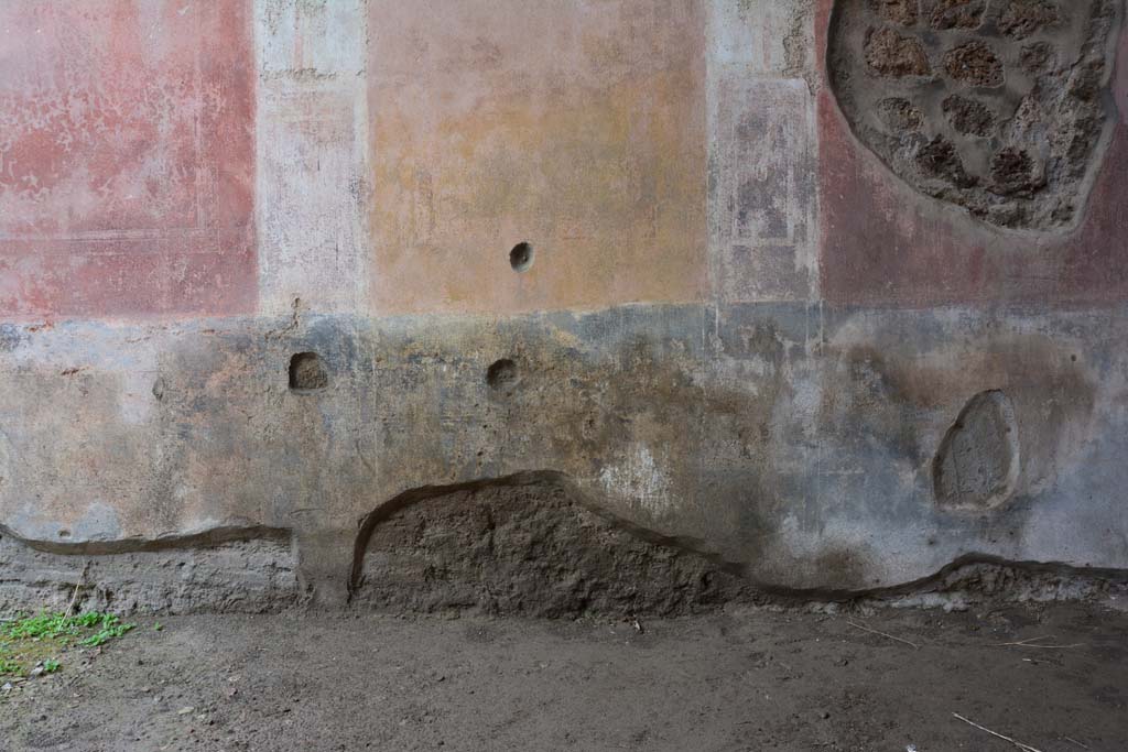 IX.5.11 Pompeii. March 2017. Room e, looking towards lower south wall with detail from zoccolo.
Foto Christian Beck, ERC Grant 681269 DÉCOR.