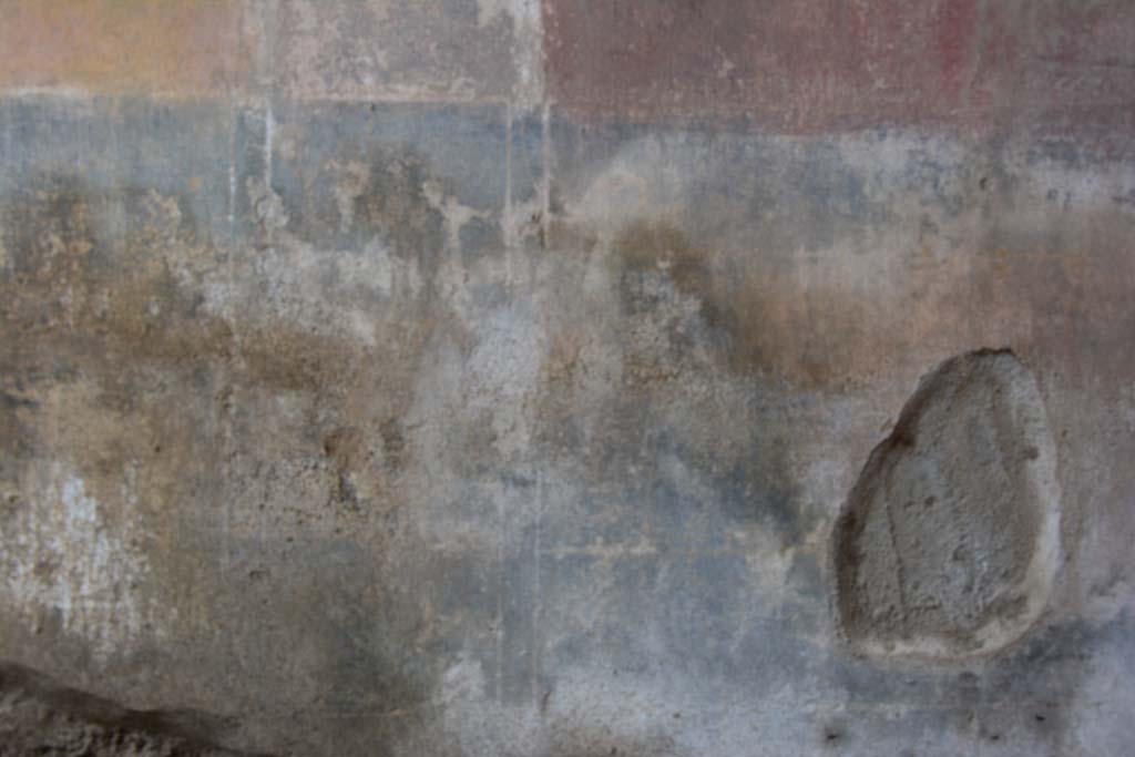 IX.5.11 Pompeii. March 2017. Room e, looking towards west side of zoccolo on lower south wall.
Foto Christian Beck, ERC Grant 681269 DÉCOR.