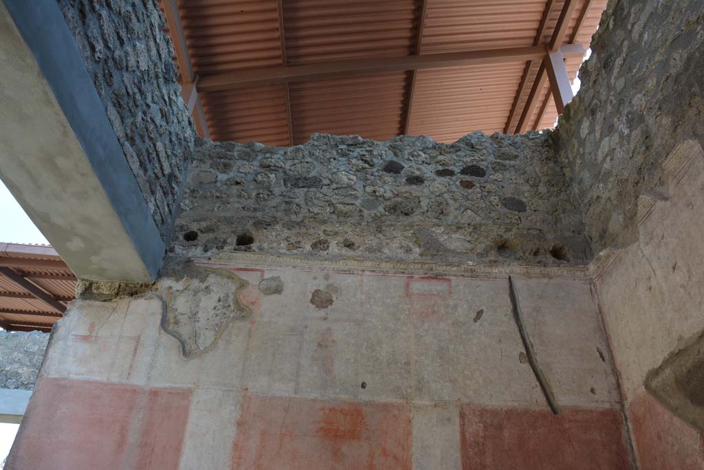 IX.5.11 Pompeii. May 2017. Room e, upper south wall with remaining painted decoration.
Foto Christian Beck, ERC Grant 681269 DÉCOR.