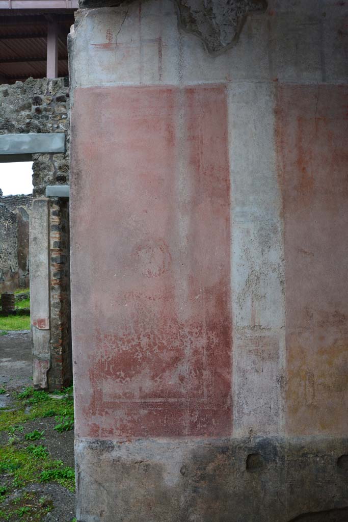 IX.5.11 Pompeii. March 2017. Room e, panel at east end of south wall, detail of painted decoration.
Foto Christian Beck, ERC Grant 681269 DÉCOR.