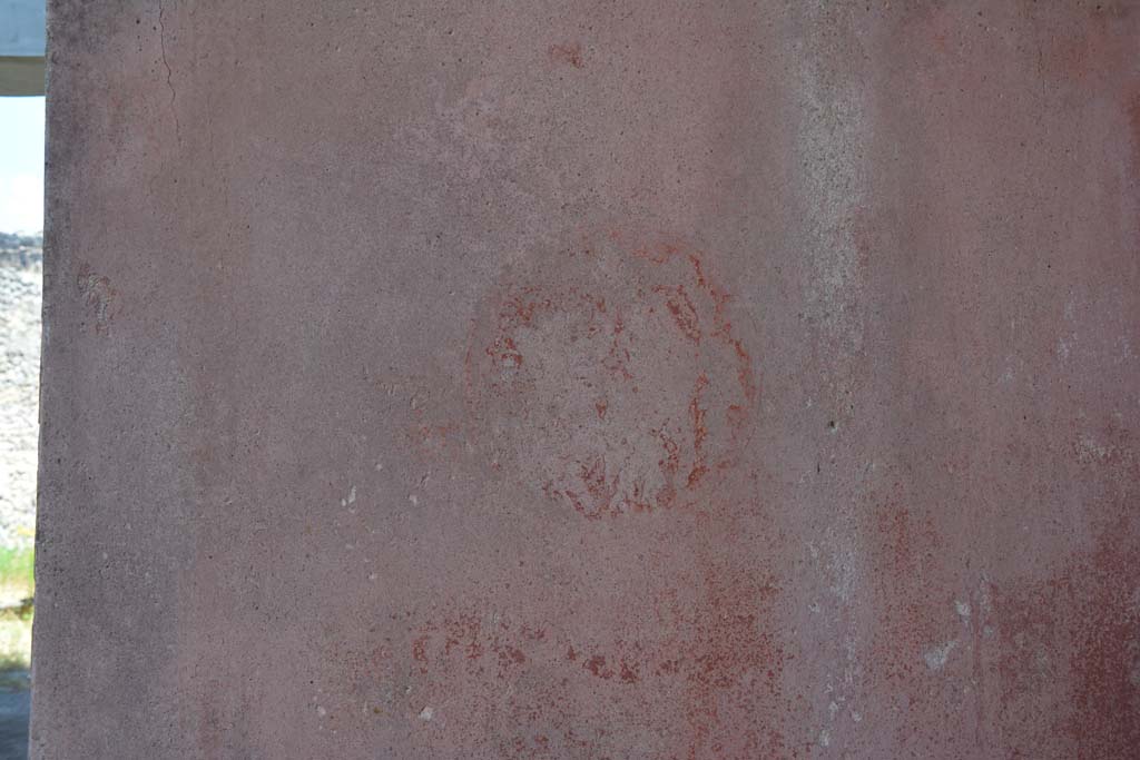 IX.5.11 Pompeii. May 2017. Room e, faded medallion with two figures from east end of south wall.
Foto Christian Beck, ERC Grant 681269 DÉCOR.