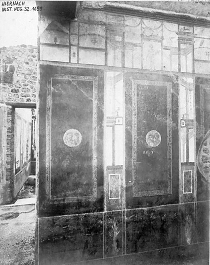 IX.5.11 Pompeii. 1932. Room 8, ala, south wall with two medallions each with two busts.
DAIR 32.1699. Photo © Deutsches Archäologisches Institut, Abteilung Rom, Arkiv.
See http://arachne.uni-koeln.de/item/marbilderbestand/917170
