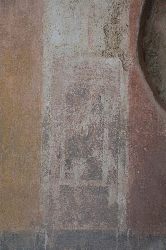 IX.5.11 Pompeii. May 2017.
Room e, panel with painted remains of architectural view on west side of central panel on south wall.
Foto Christian Beck, ERC Grant 681269 DÉCOR.