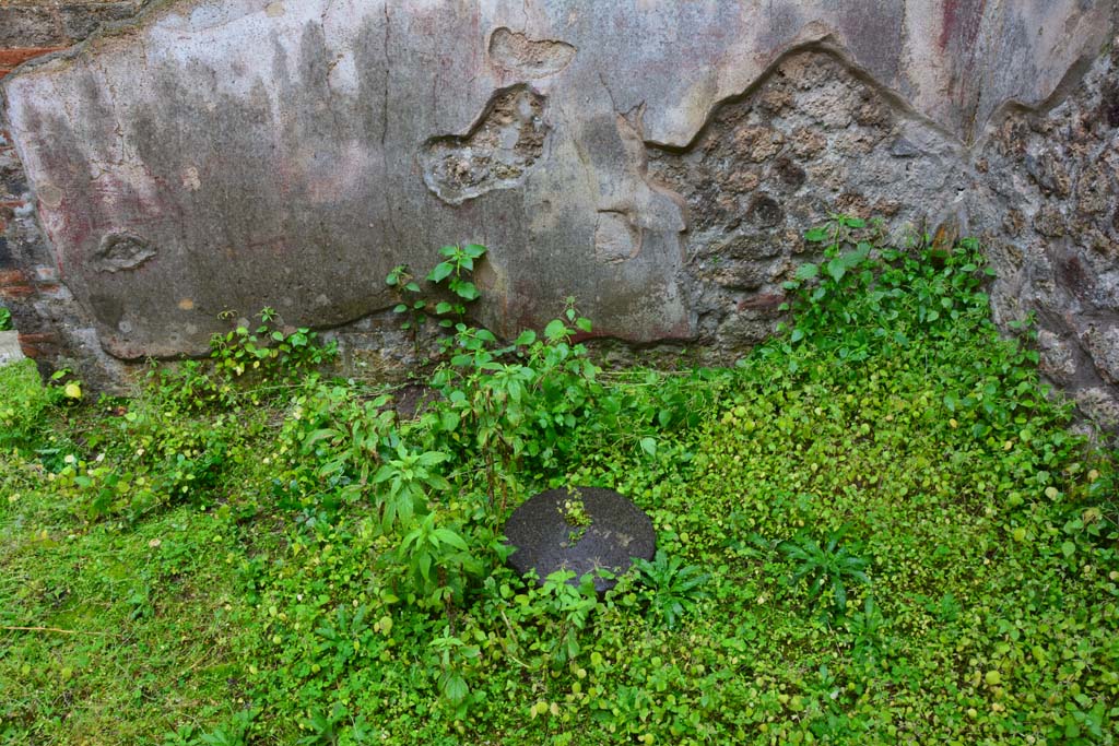 IX.5.11 Pompeii. March 2017. Room c, looking towards lower south wall and south-west corner, with stone object nearby.    
Foto Christian Beck, ERC Grant 681269 D�COR
