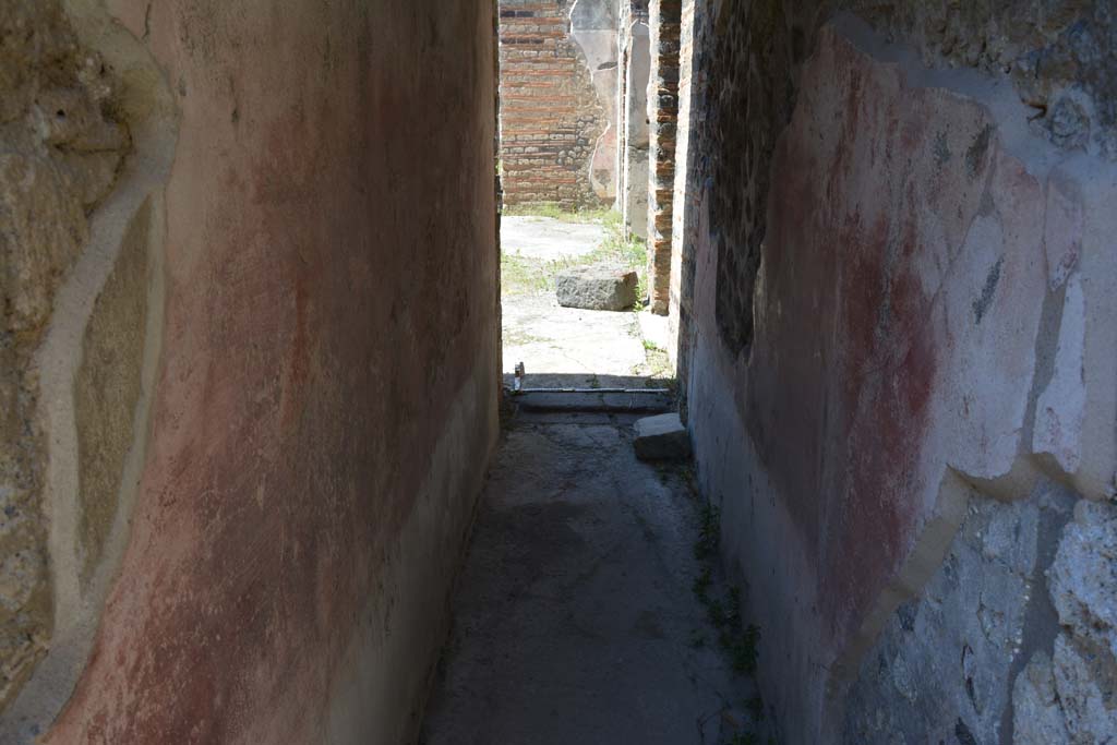 IX.5.11 Pompeii. May 2017. Room m, looking north along corridor towards atrium.
Foto Christian Beck, ERC Grant 681269 D�COR.
