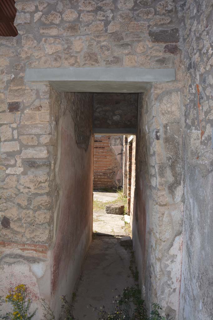 IX.5.11 Pompeii. May 2017. Peristyle n, looking north towards atrium along corridor m.
Foto Christian Beck, ERC Grant 681269 DÉCOR.

