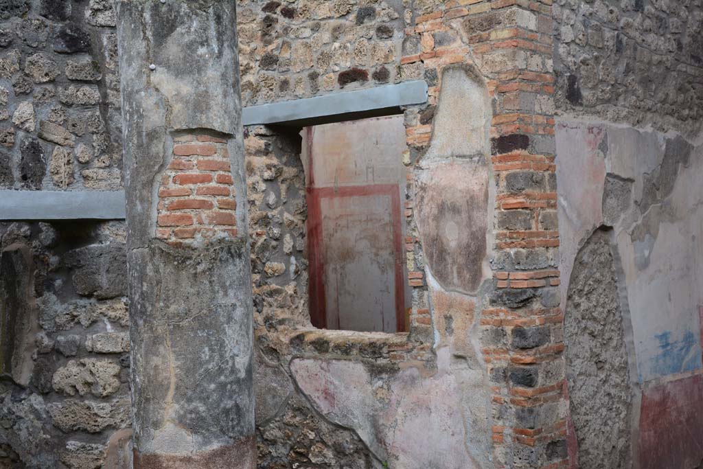 IX.5.11 Pompeii. March 2017.
Peristyle n, north-west corner, doorway to room u, on left, window to room k, in centre, and west wall of tablinum, on right.
Foto Christian Beck, ERC Grant 681269 DÉCOR.