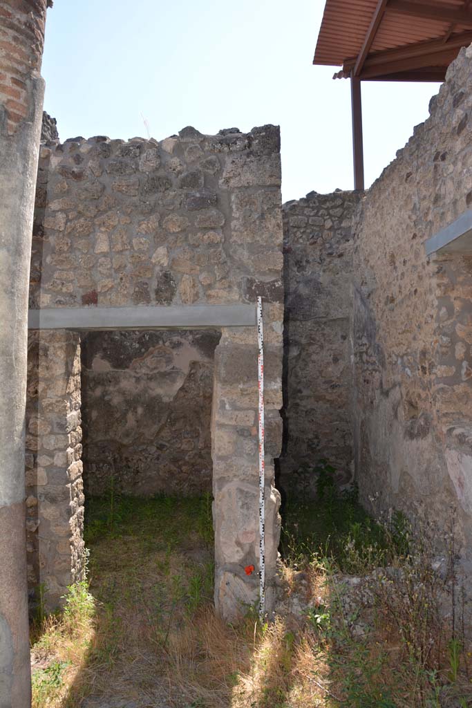 IX.5.11 Pompeii. May 2017.
Peristyle n, looking west towards doorway to room o, on left, and room u, on right.
Foto Christian Beck, ERC Grant 681269 DÉCOR.