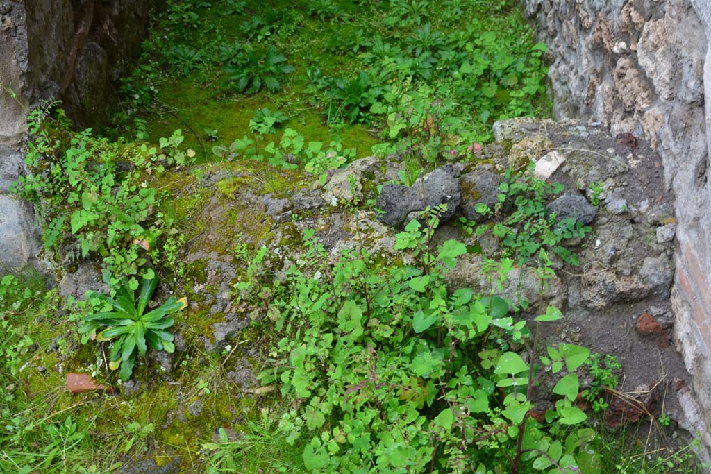 IX.5.11 Pompeii. March 2017. Peristyle n/room u, detail of base of steps to upper floor/small wall?
Foto Christian Beck, ERC Grant 681269 DÉCOR.