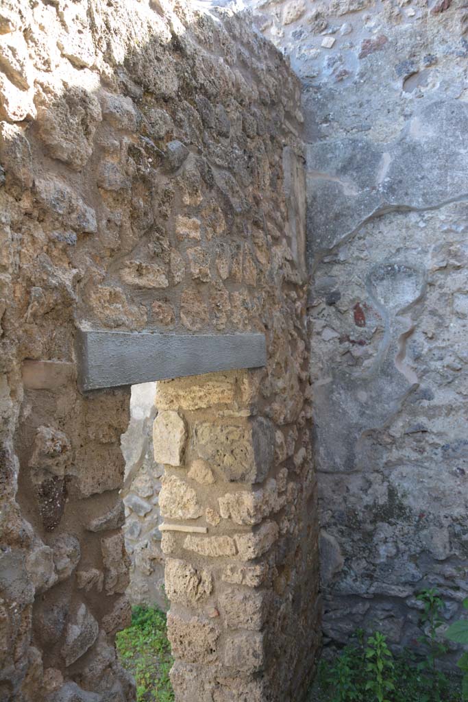 IX.5.11 Pompeii. May 2017.
Room u, south wall with small doorway from room o, and south-west corner.
Foto Christian Beck, ERC Grant 681269 DÉCOR.