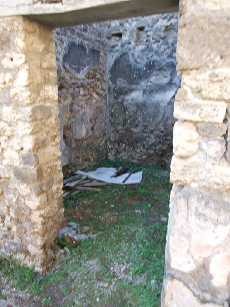 IX.5.11 Pompeii. December 2007. Doorway to Room 17.