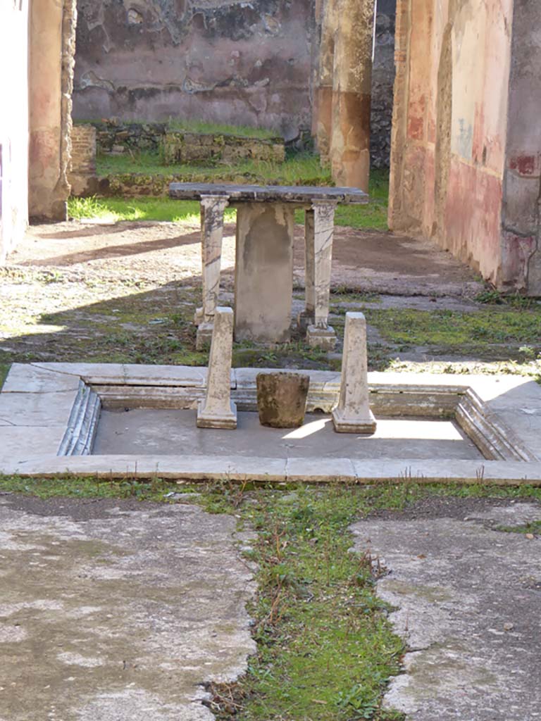 IX.5.11 Pompeii. January 2017.
Atrium b, looking south across impluvium, towards tablinum and through to peristyle/garden area.
Foto Annette Haug, ERC Grant 681269 DÉCOR