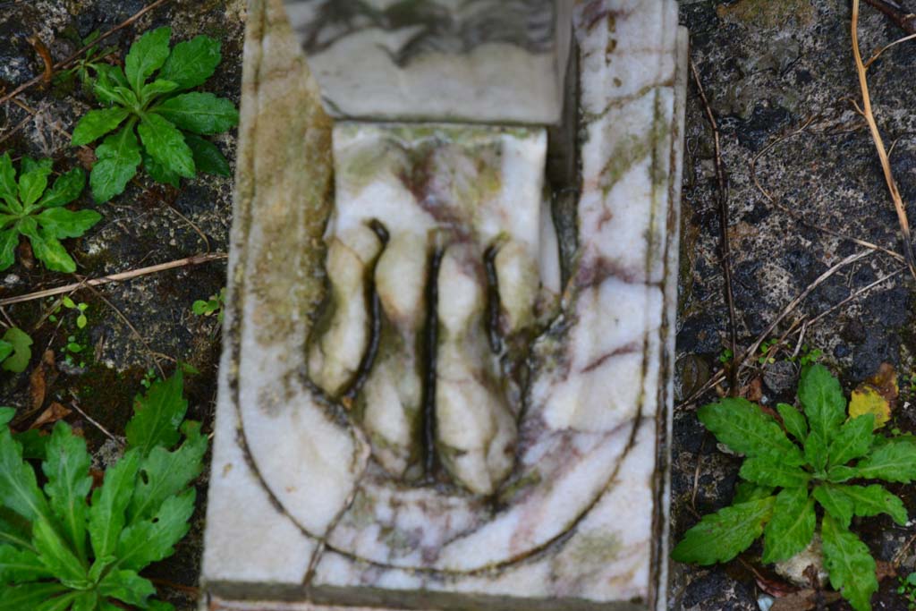 IX.5.11 Pompeii. March 2017. Atrium b, foot at north end of marble table at west side of rear of impluvium.
Foto Christian Beck, ERC Grant 681269 DÉCOR.