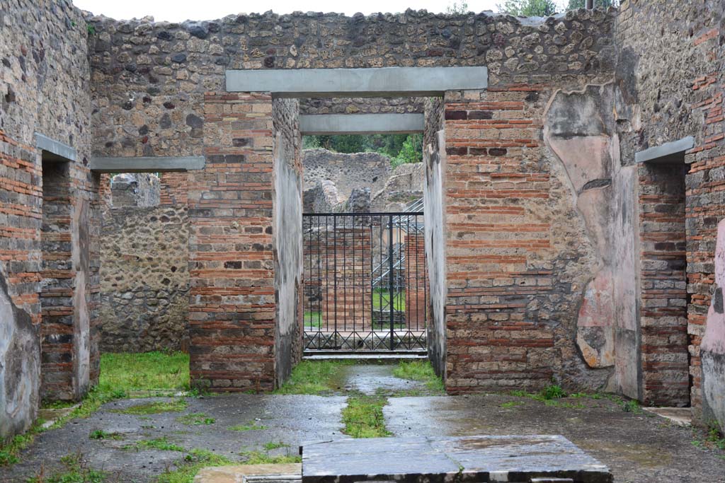 IX.5.11 Pompeii. March 2017. Atrium b, looking towards north end of atrium and entrance doorway.
Foto Christian Beck, ERC Grant 681269 DÉCOR.