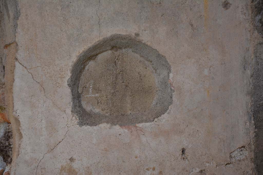 IX.5.11 Pompeii. May 2017.
Room g, white middle area of west wall in north-west corner, presumably a medallion with painting of a cupid, now removed or faded.
Foto Christian Beck, ERC Grant 681269 DÉCOR.