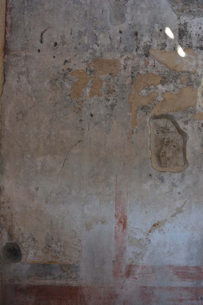 IX.5.11 Pompeii. May 2017.
Room g, detail of remaining painted decoration on north side of central panel on east wall.
Foto Christian Beck, ERC Grant 681269 DÉCOR.