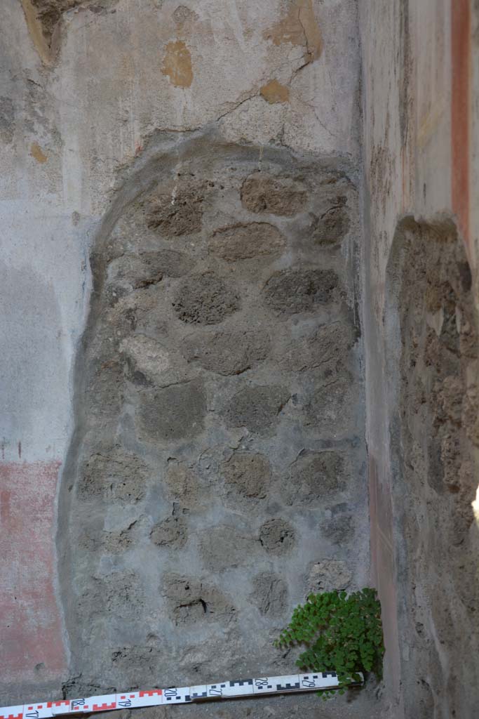 IX.5.11 Pompeii. May 2017.
Room g, lower east wall at south end, hole made by the ancient searchers.
Foto Christian Beck, ERC Grant 681269 DÉCOR.