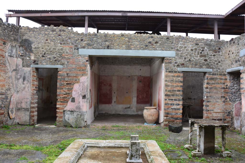 IX.5.11 Pompeii. March 2017. Looking east across impluvium in atrium b, towards east ala h, in centre.
Foto Christian Beck, ERC Grant 681269 DÉCOR.