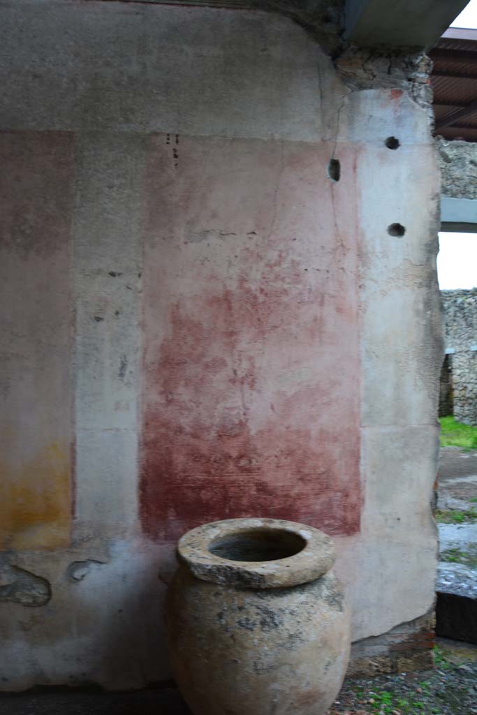 IX.5.11 Pompeii. March 2017. Room h, looking towards red side panel at west end of south wall.
Foto Christian Beck, ERC Grant 681269 DÉCOR.