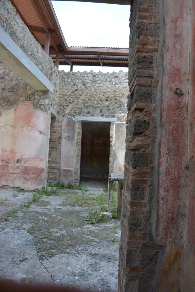 IX.5.11 Pompeii. May 2017.
Room i, looking west through doorway to atrium b, with wall of north-west corner, on right.
Foto Christian Beck, ERC Grant 681269 DÉCOR.