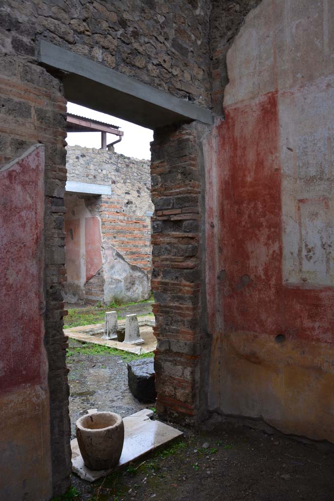 IX.5.11 Pompeii. March 2017. Looking north-west towards doorway.
Foto Christian Beck, ERC Grant 681269 DÉCOR.