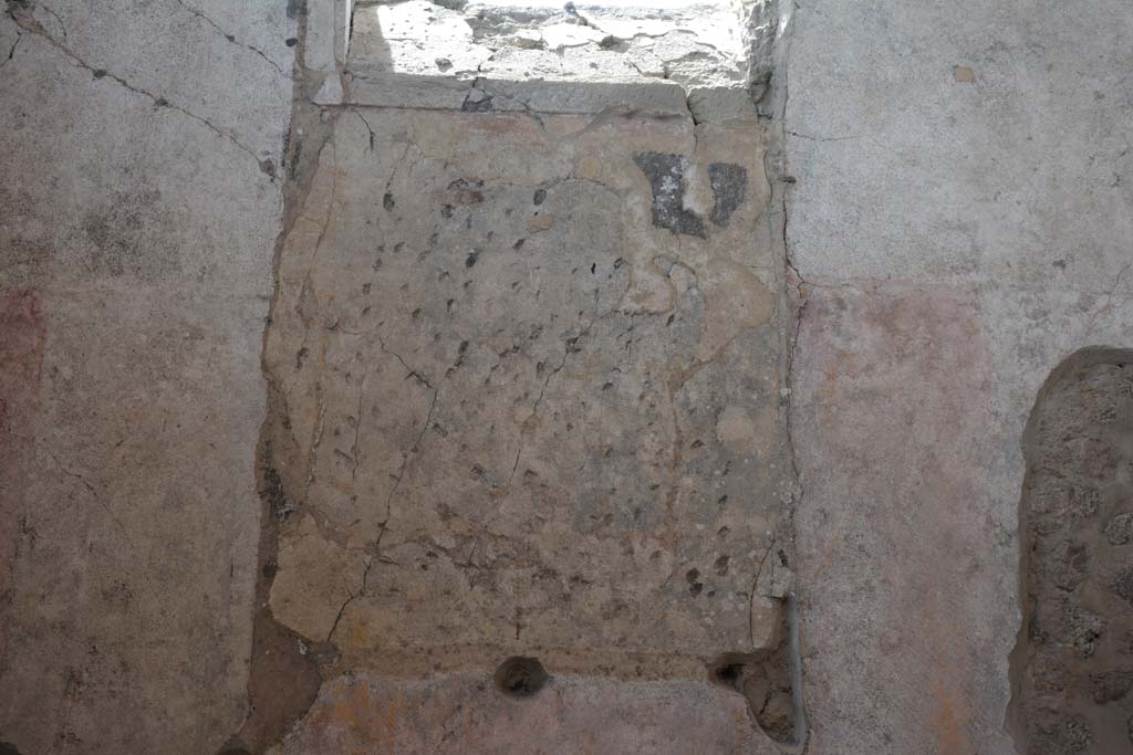 IX.5.11 Pompeii. May 2017. Room i, centre of south wall below window.
Foto Christian Beck, ERC Grant 681269 DÉCOR.