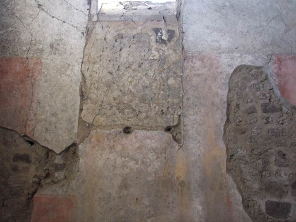 IX.5.11 Pompeii. December 2007. Room 4, south wall of triclinium.
According to Mau the wall has remains of fourth style fresco and remains of more ancient decoration, dating back to second style.
See Mau in BdI 1879, p. 193.