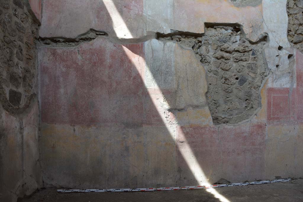 IX.5.11 Pompeii. May 2017. Room i, lower west wall at south end.
Foto Christian Beck, ERC Grant 681269 DÉCOR.