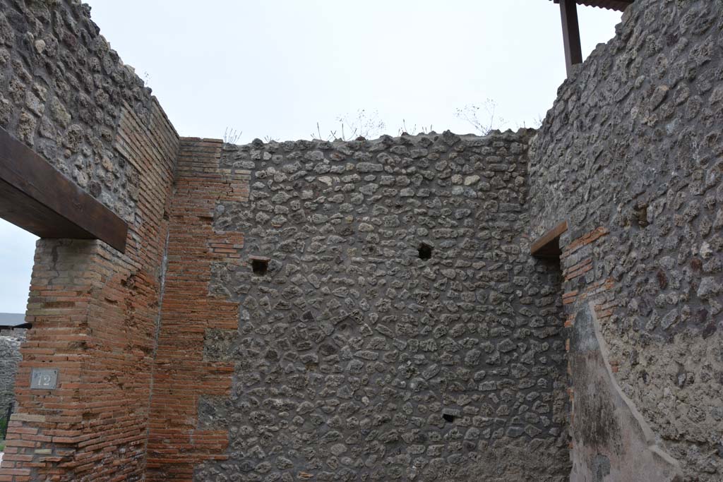 IX.5.12 Pompeii. May 2017. Looking towards upper east wall.
Foto Christian Beck, ERC Grant 681269 DÉCOR.
