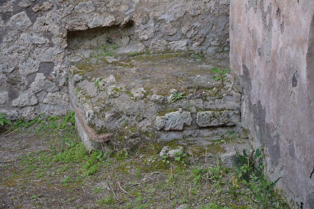 IX.5.12 Pompeii. March 2017. Base of steps to upper floor, looking east.
Foto Christian Beck, ERC Grant 681269 DÉCOR.