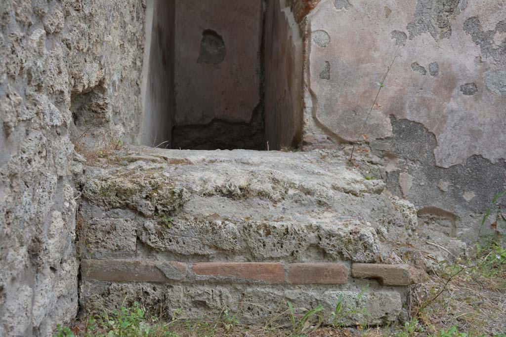 IX.5.12 Pompeii. May 2017. Detail of base of steps.
Foto Christian Beck, ERC Grant 681269 DÉCOR.