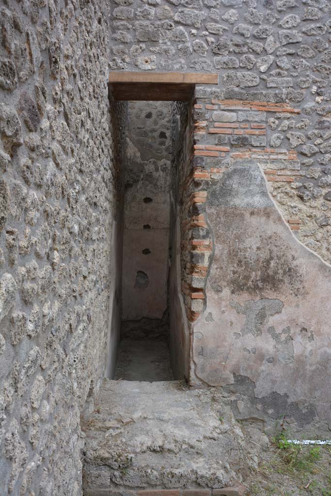 IX.5.12 Pompeii. May 2017. Looking south across base of steps towards narrow area.
Foto Christian Beck, ERC Grant 681269 DÉCOR.