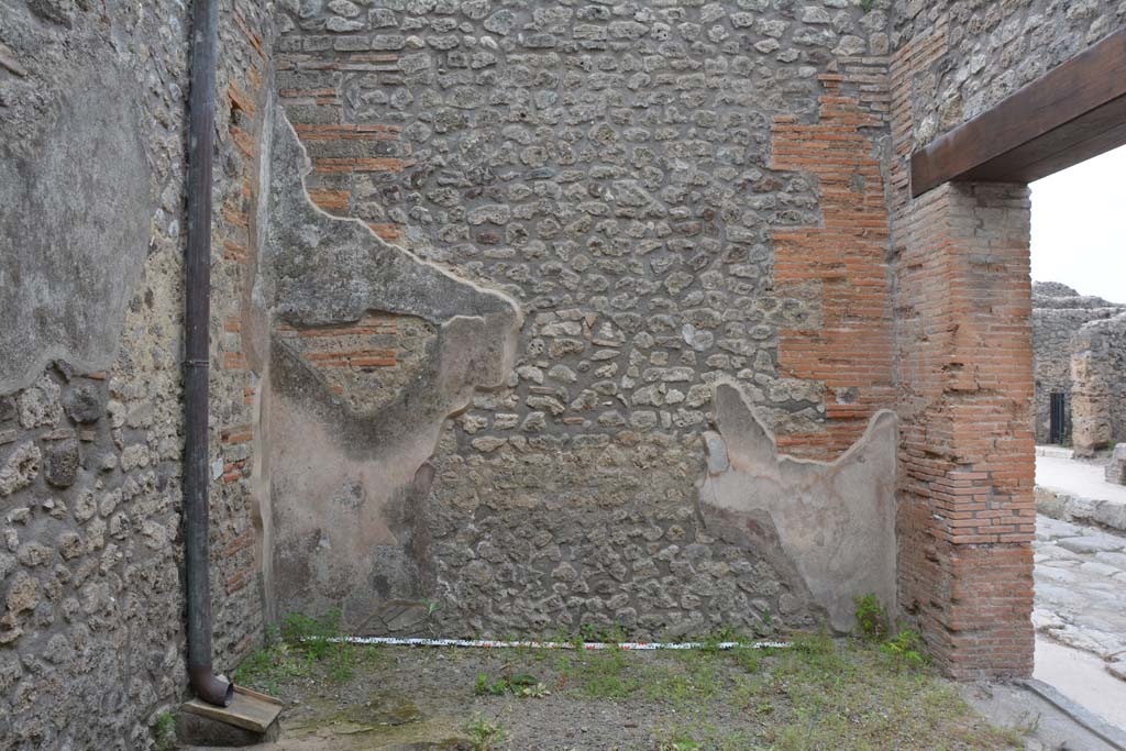 IX.5.12 Pompeii. May 2017. Looking towards west wall of shop-room.
Foto Christian Beck, ERC Grant 681269 DÉCOR.