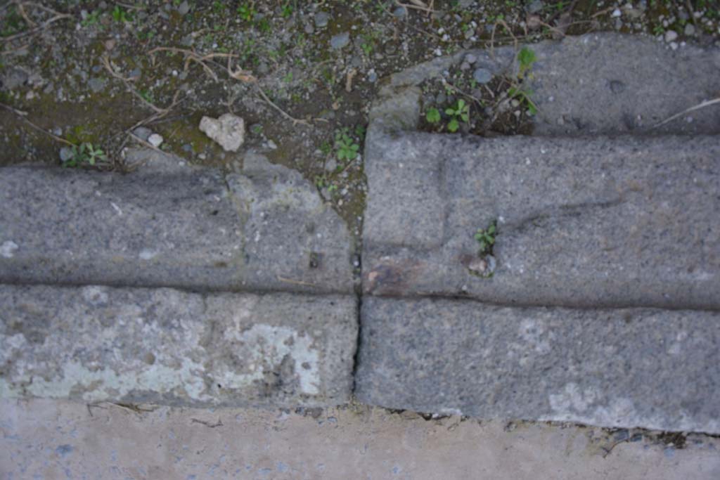 IX.5.12 Pompeii. March 2017. Detail from centre of doorway threshold.
Foto Christian Beck, ERC Grant 681269 DÉCOR.