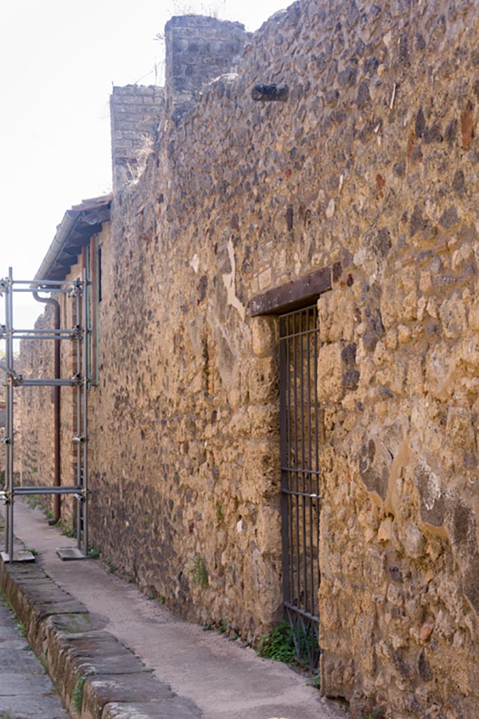 IX.5.13 Pompeii. October 2023.
Looking south towards entrance doorway. Photo courtesy of Johannes Eber.