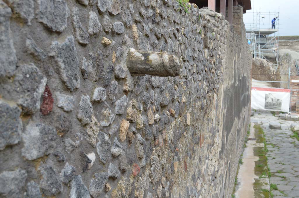 IX.5.13 Pompeii. March 2018. Detail of phallus, looking north along roadway towards Via di Nola.
Foto Taylor Lauritsen, ERC Grant 681269 DÉCOR.