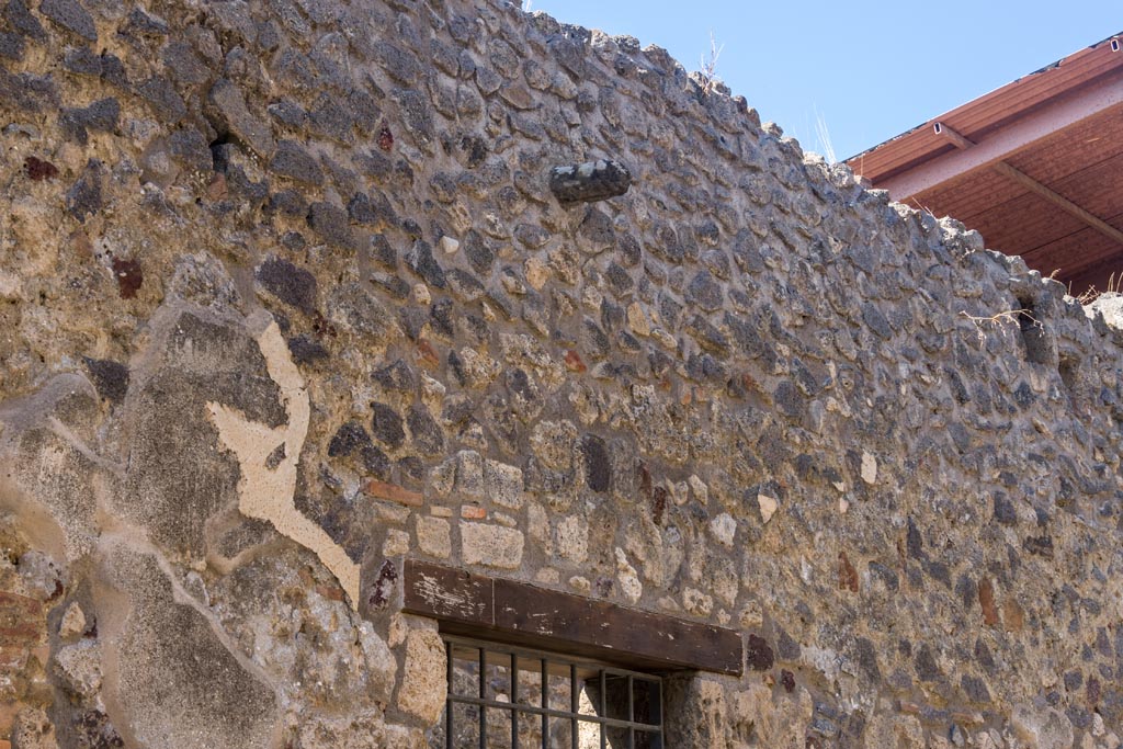 IX.5.13 Pompeii. October 2023. Phallus above doorway. Photo courtesy of Johannes Eber.