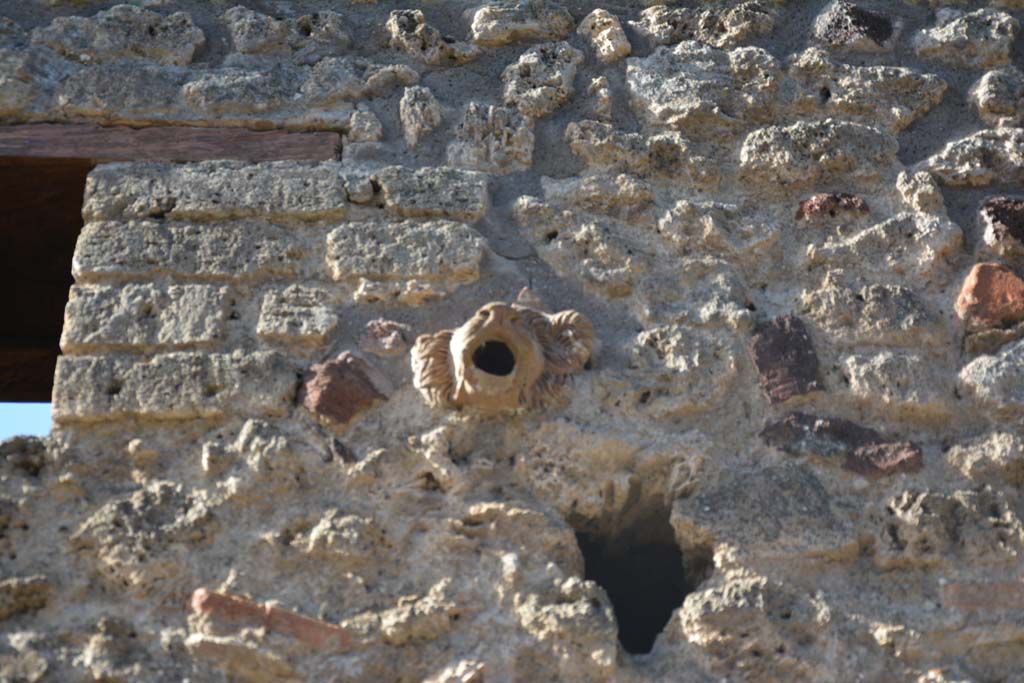 IX.5.13 Pompeii. March 2017. Face set into wall above doorway.
Foto Christian Beck, ERC Grant 681269 DÉCOR.