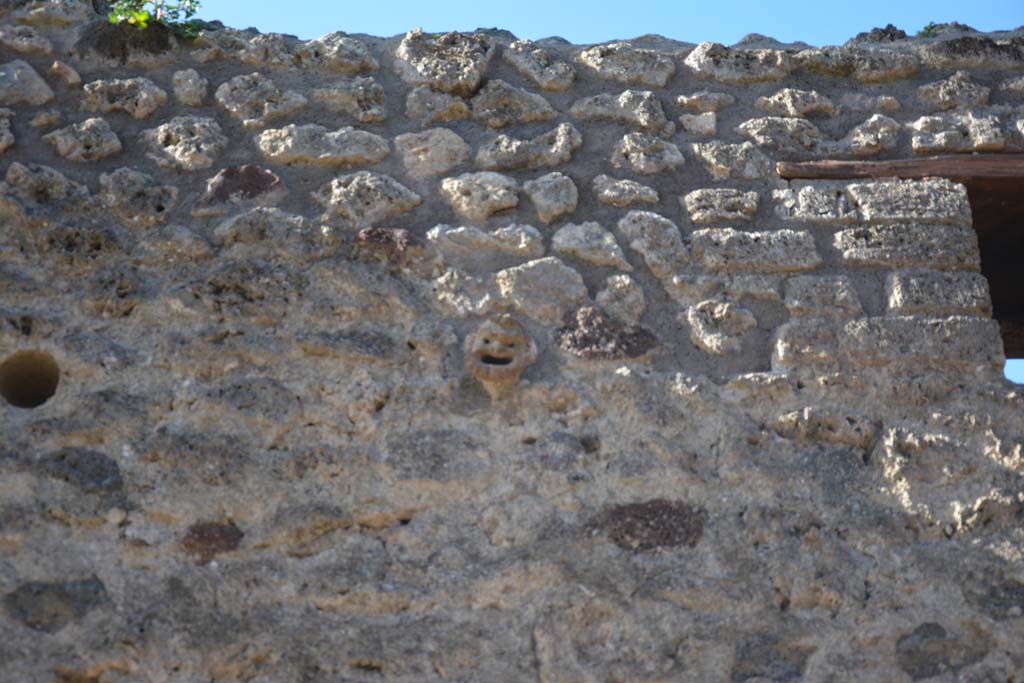 IX.5.13 Pompeii. March 2017. Mask/face set into wall above doorway.
Foto Christian Beck, ERC Grant 681269 DÉCOR.